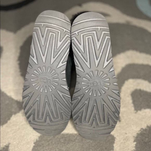 Black Naveah uggs with one bow - Picture 4 of 10